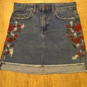 ZARA DENIUM SKIRT W/FLOWERS SzS. REALLY CUTE SKIRT